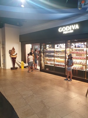 더 플라자 쇼핑센터 괌 (The Plaza Shopping Center)